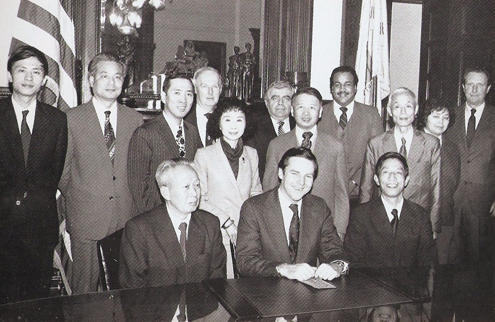 web1、1982年汪潔總經(jīng)理在美國新澤西州拜訪州長凱恩先生及加州州務卿徐敏小姐.jpg