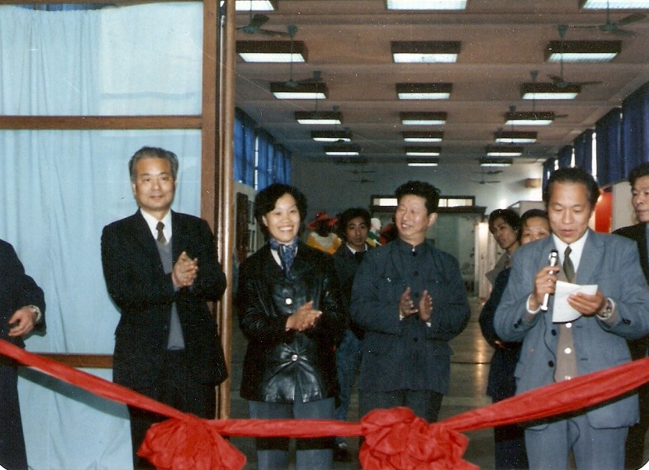 web5、 1987年2月工藝美術(shù)學校第一屆畢業(yè)典禮。省二輕總經(jīng)理葉榮寶、浙江美院院長肖峰與我司總經(jīng)理汪潔參加剪彩典禮.jpg