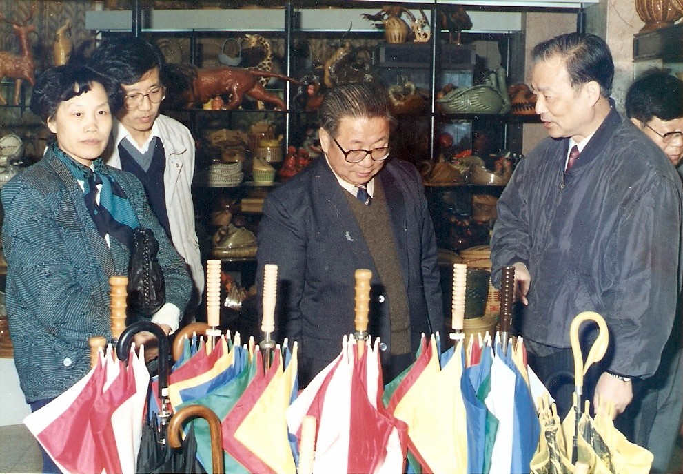 web8、1991年輕工部副部長于珍同志來我司祝賀，在省二輕工業(yè)總公司總經(jīng)理葉榮寶陪同下參觀我司樣品陳列室，鼓勵我們繼續(xù)發(fā)揚工貿(mào)結(jié)合的優(yōu)勢.jpg