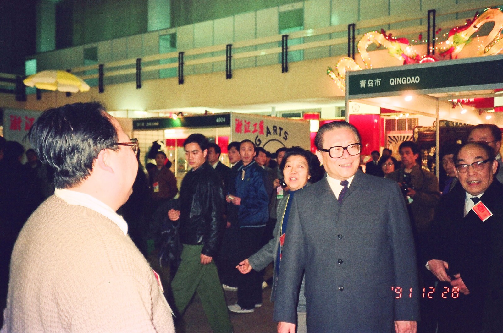 web9、1991年12月中國國際展覽中心舉行全國外貿(mào)出口商品生產(chǎn)地成果展覽會，中共中央總書記江澤民同志參觀我司展臺.jpg